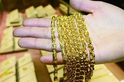 周大生摻假事件曝光引爭(zhēng)議，青島門(mén)店未下架產(chǎn)品引消費(fèi)者維權(quán)